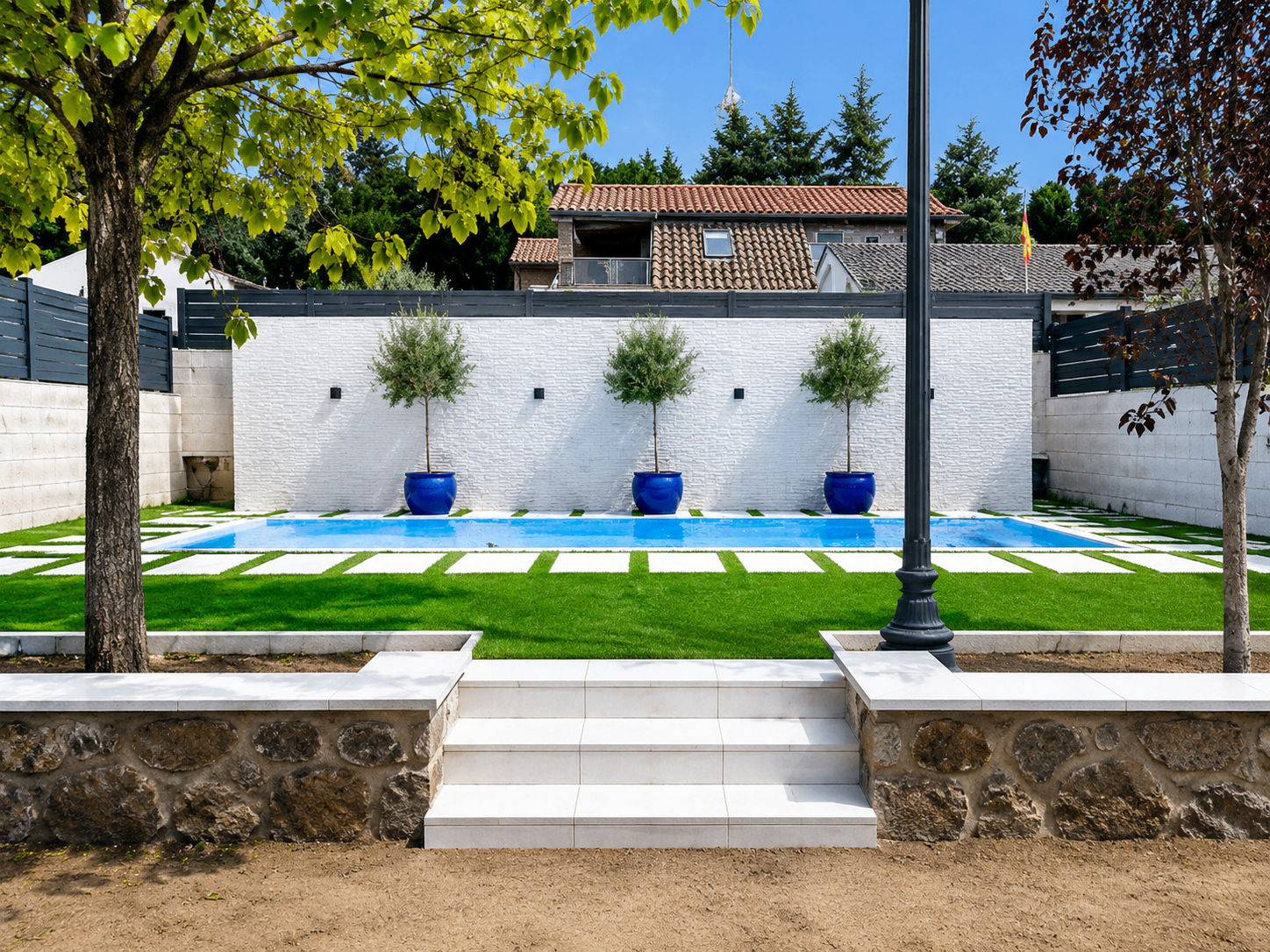 Chalet con jardín y piscina construido por Obras Jesús Pérez